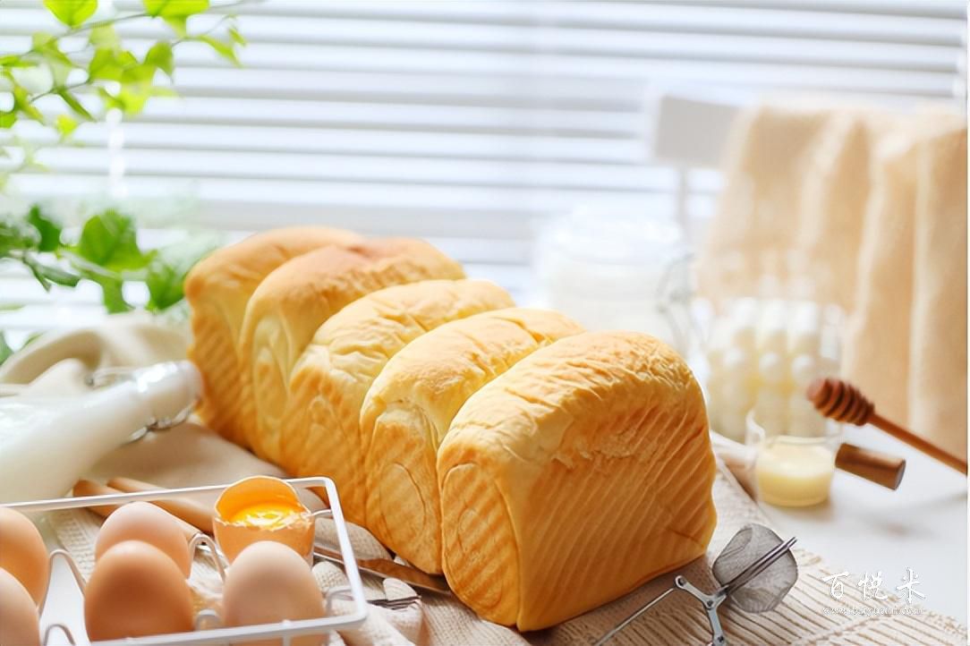 早餐必備，松軟可口的大面包，濃濃的奶香味，配上牛奶超好吃